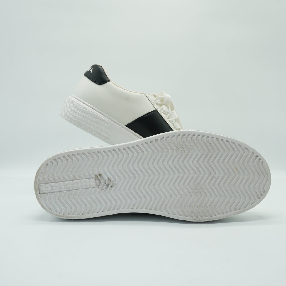 Prada	Snekers Black Accents Size.8