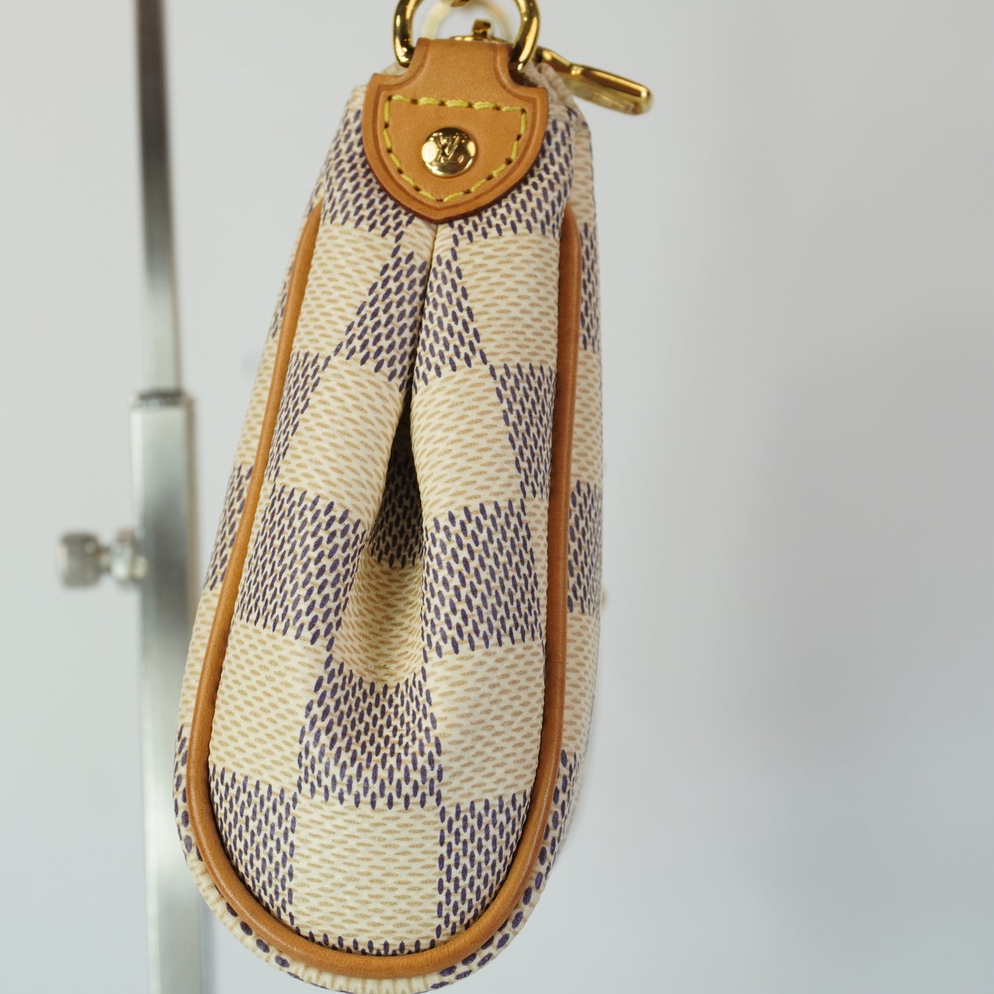 Louis Vuitton	Azur Eva Pochette