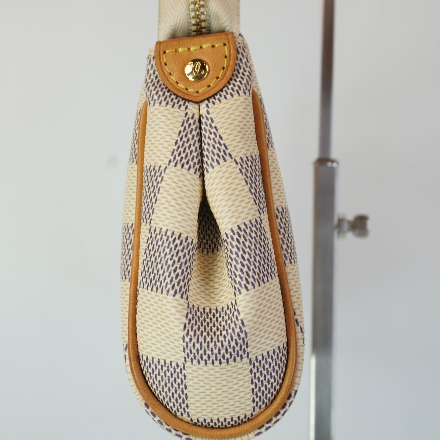 Louis Vuitton	Azur Eva Pochette