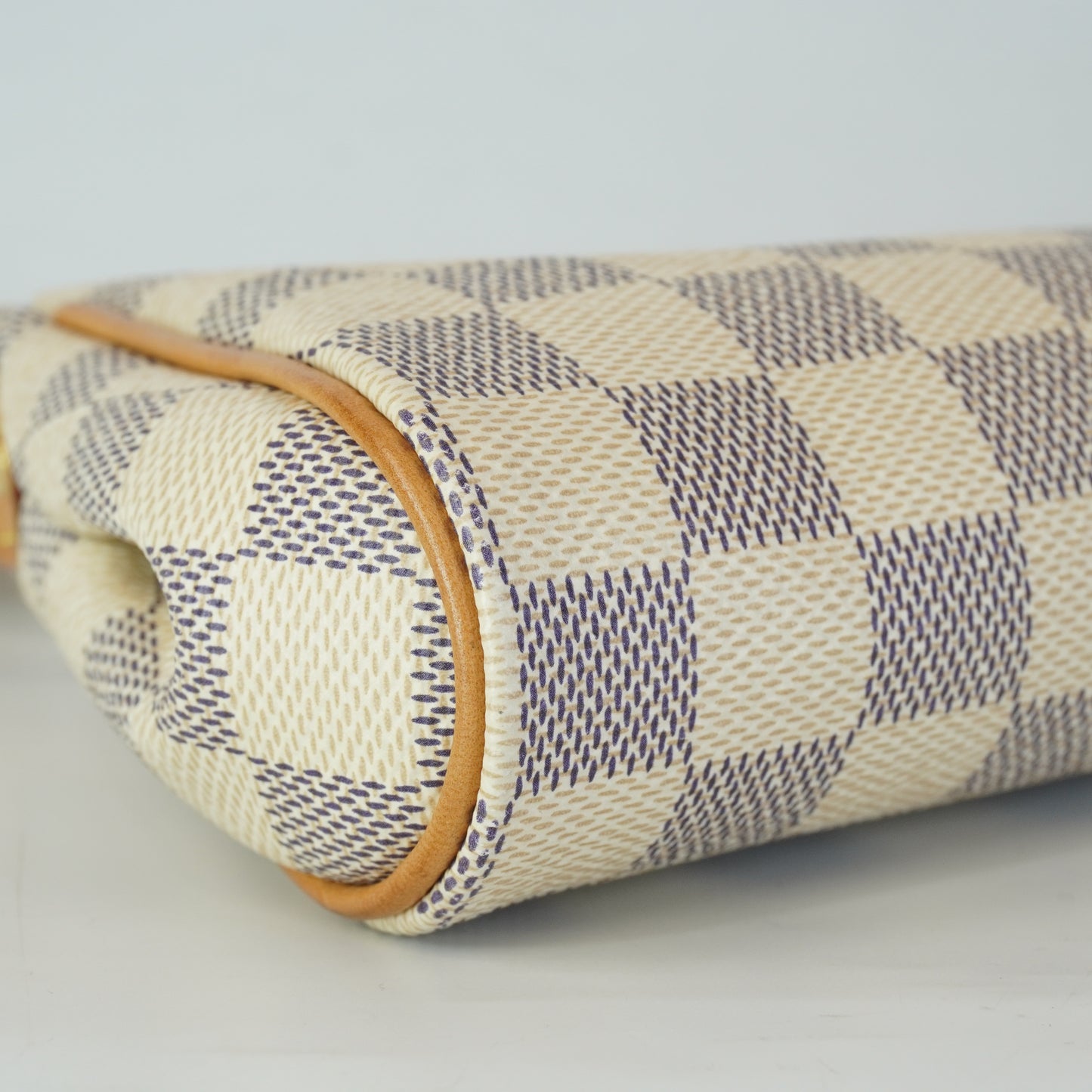 Louis Vuitton	Azur Eva Pochette