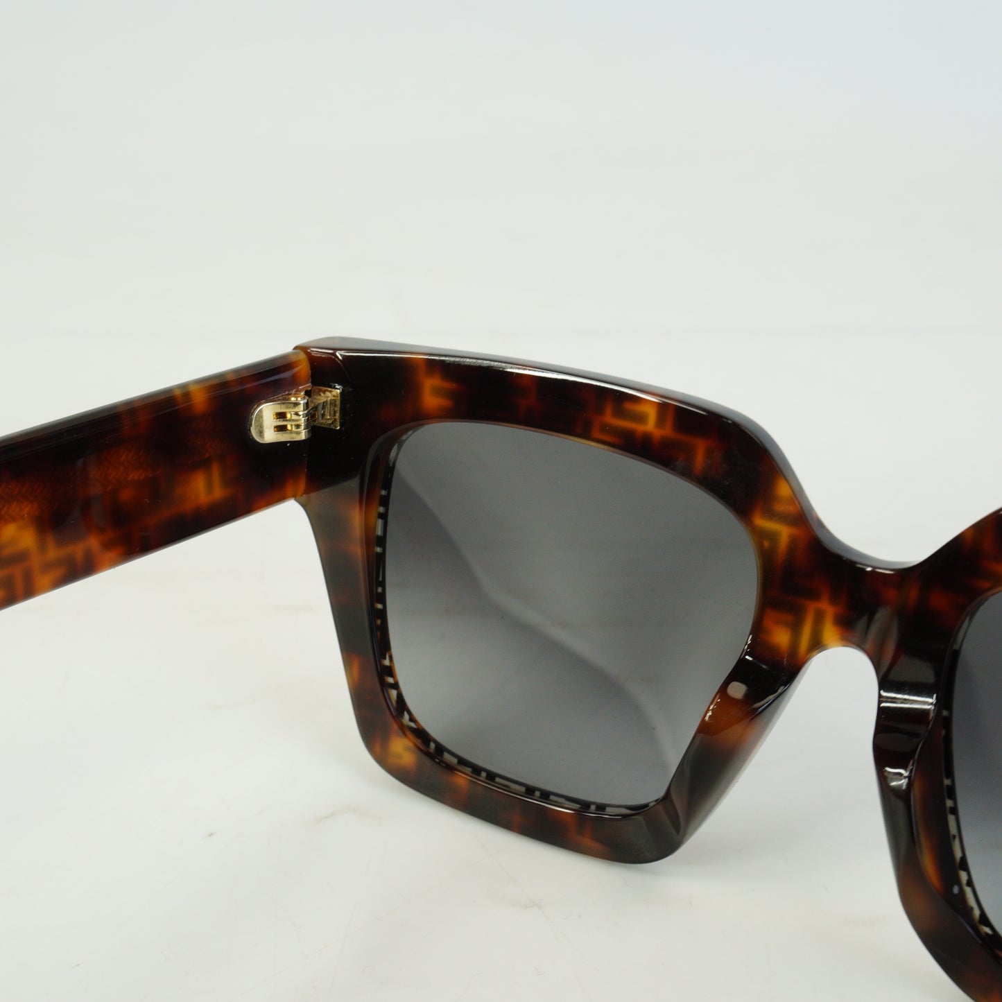 Fendi FE40101F Sunglasses