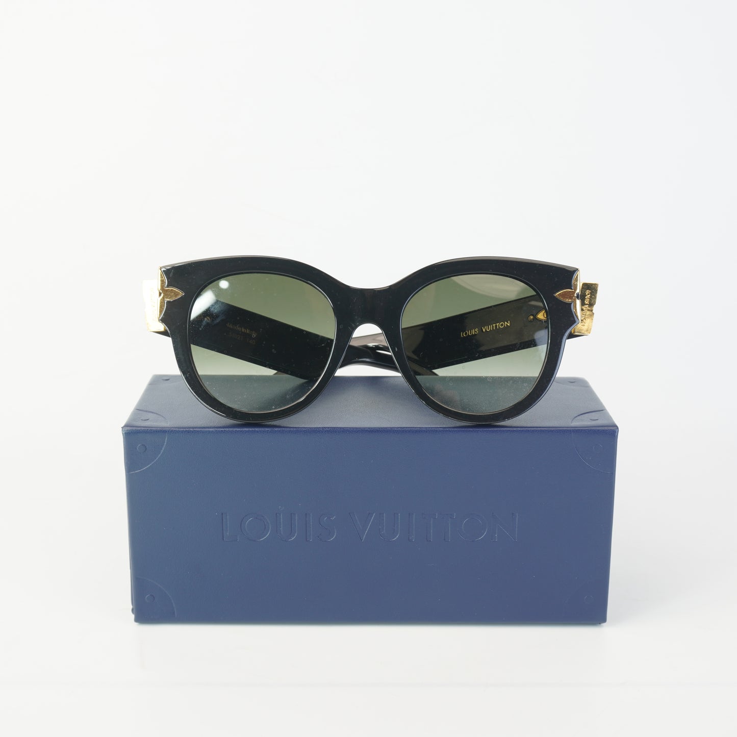 Louis Vuitton	Shades