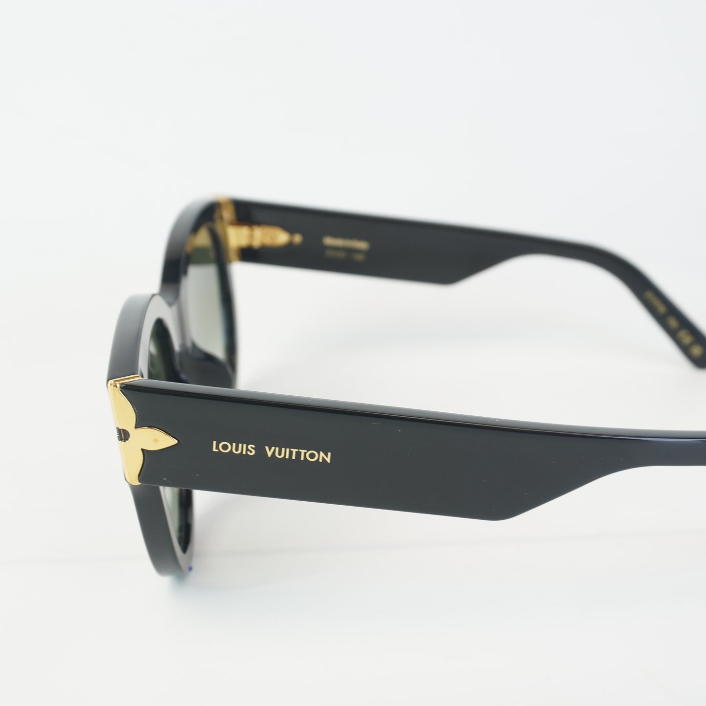 Louis Vuitton	Shades