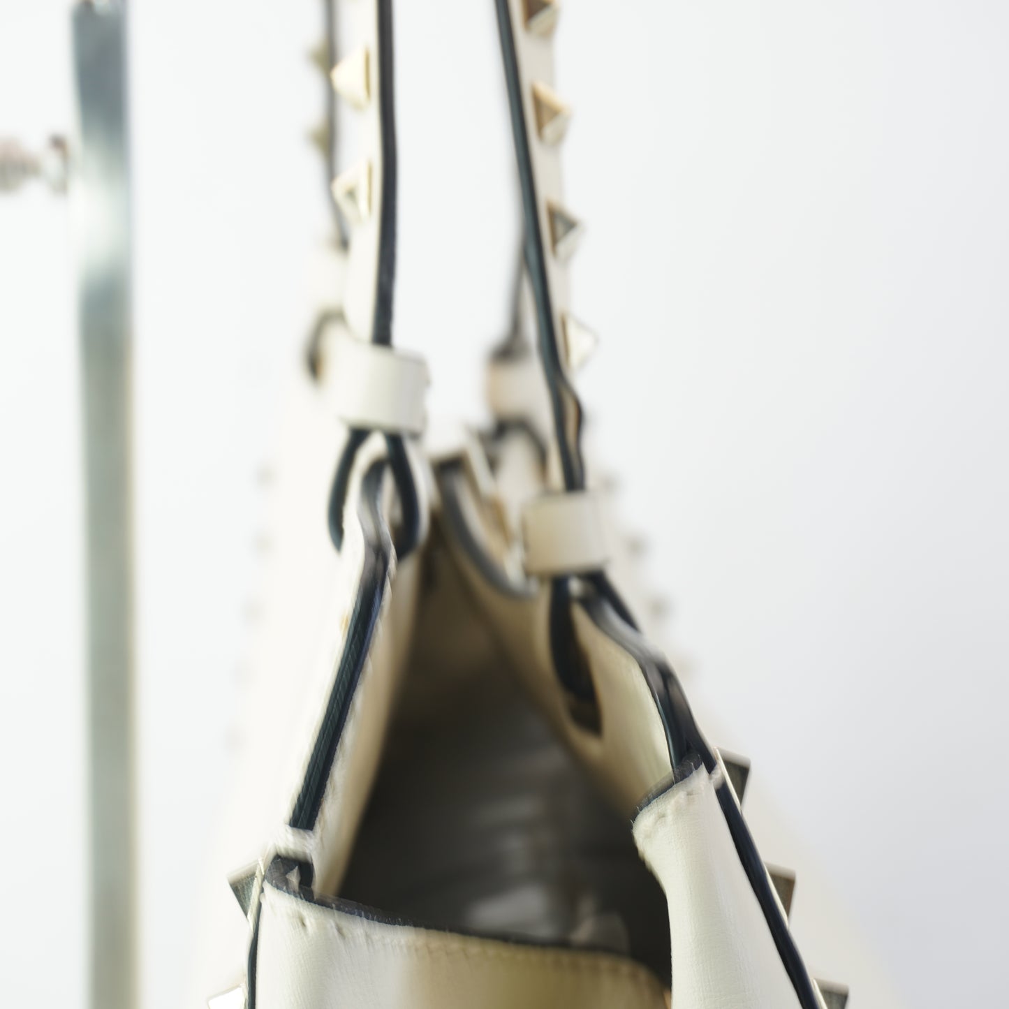 Valentino Rockstud Tote off white