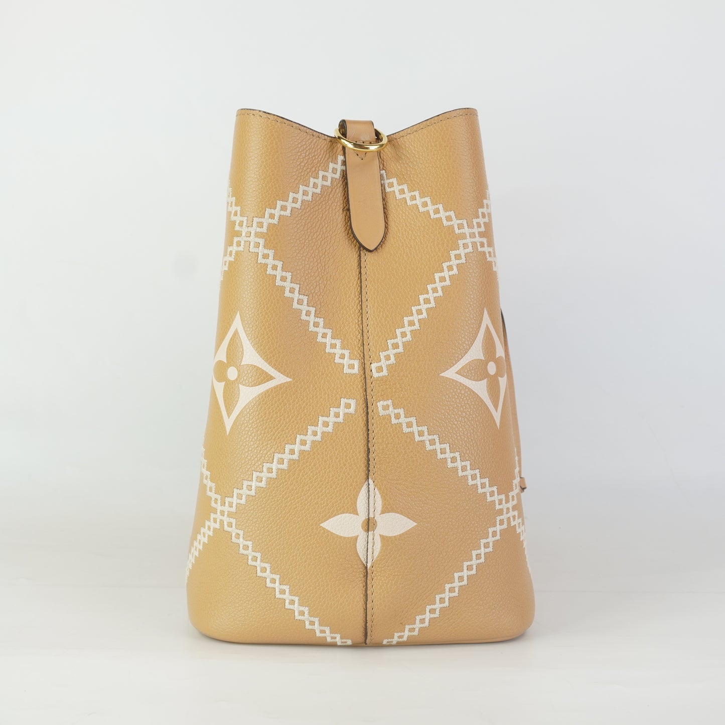 Louis Vuitton	Neonoe Empriente