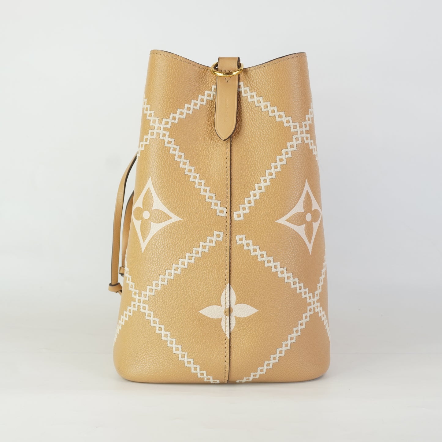 Louis Vuitton	Neonoe Empriente