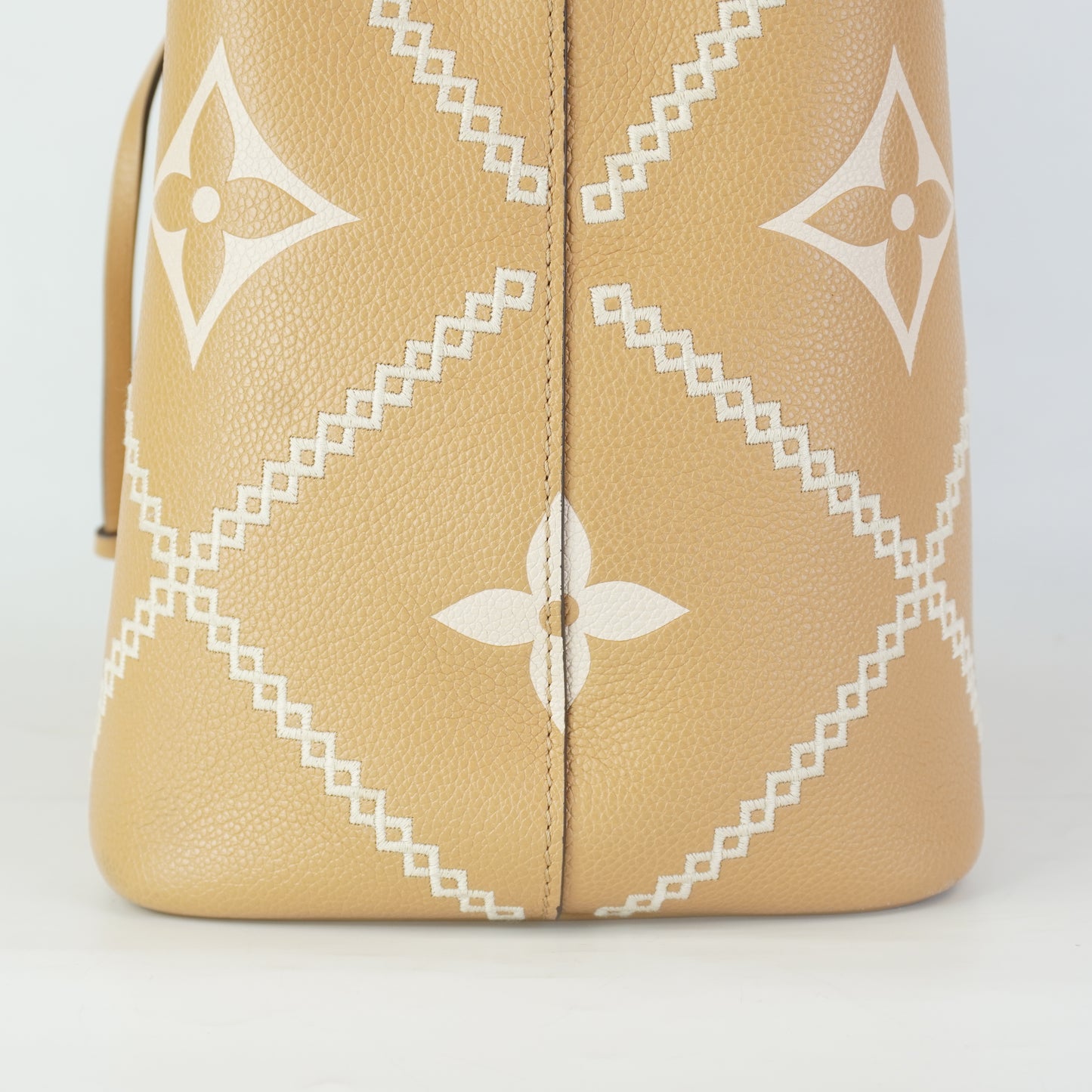 Louis Vuitton	Neonoe Empriente