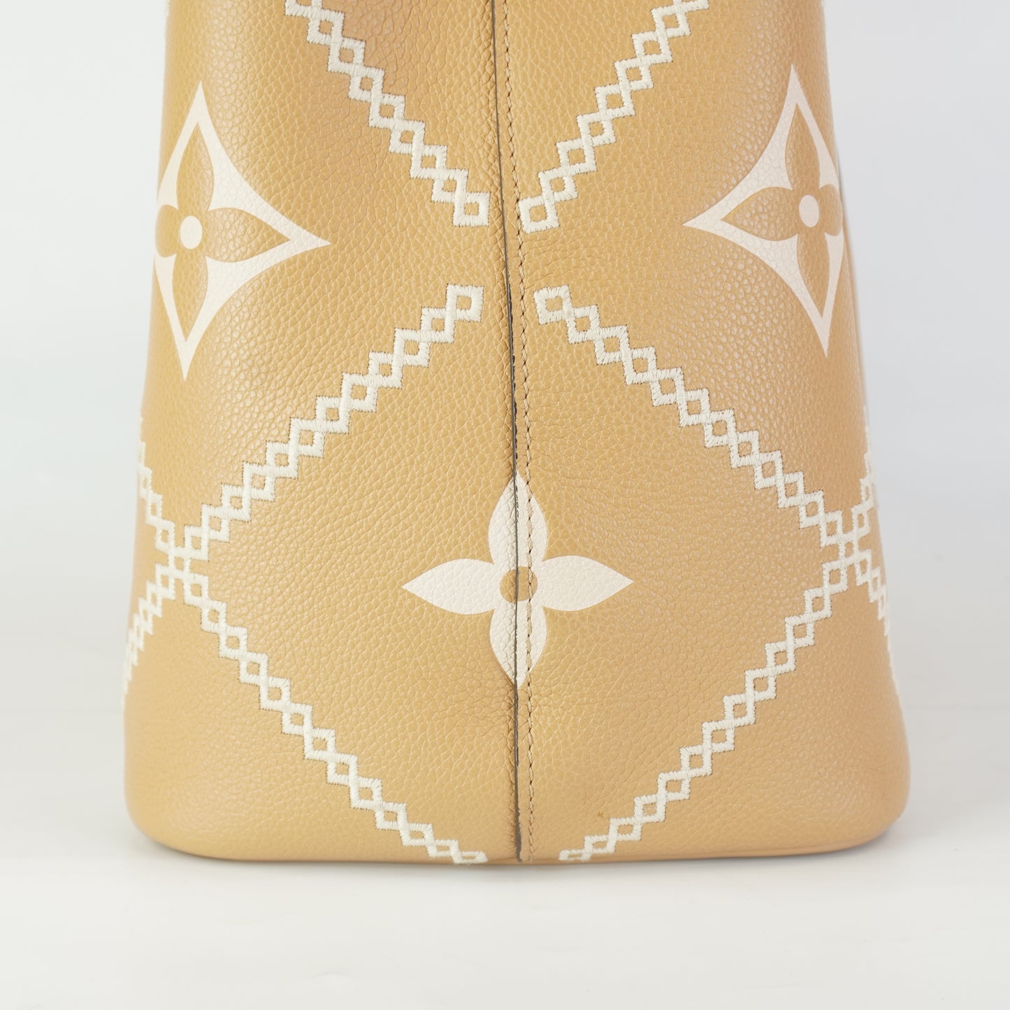 Louis Vuitton	Neonoe Empriente