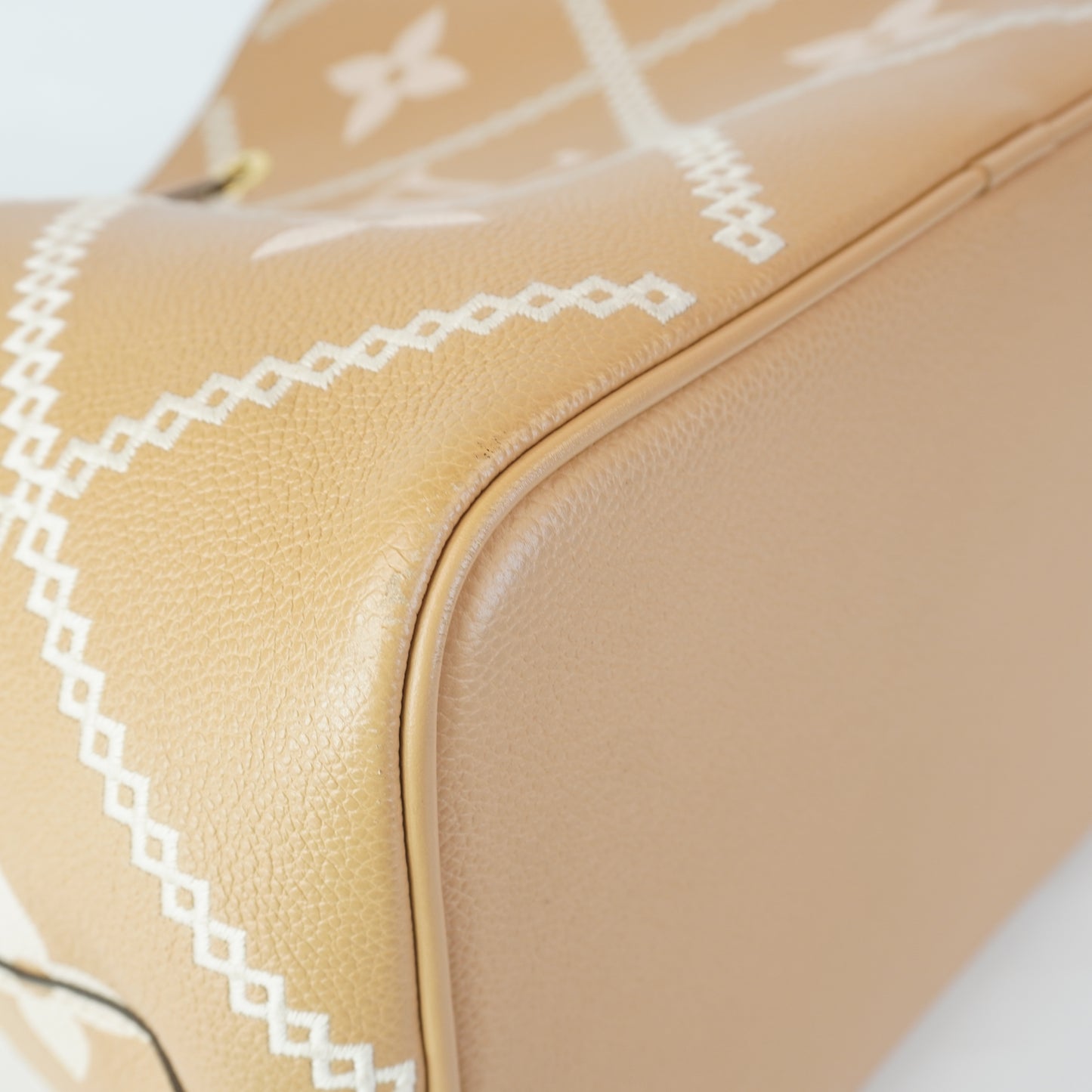 Louis Vuitton	Neonoe Empriente