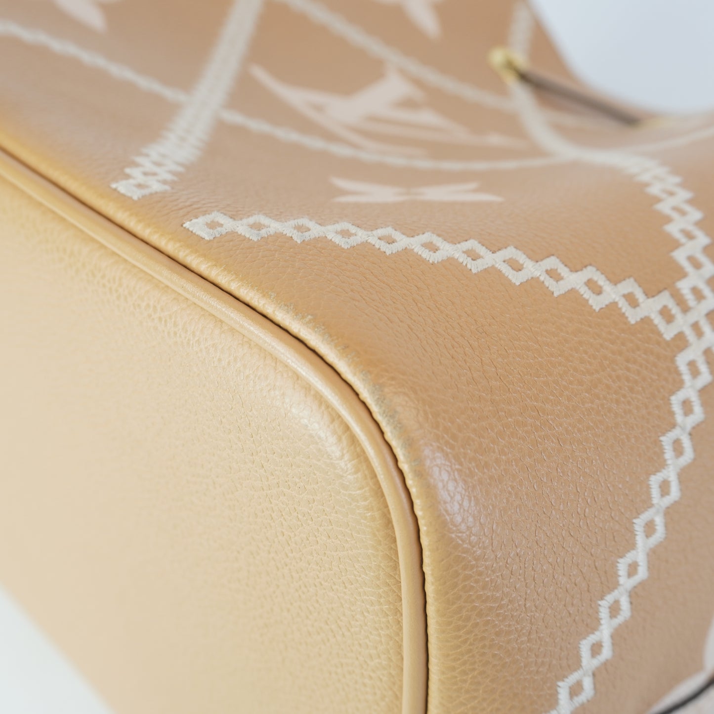 Louis Vuitton	Neonoe Empriente
