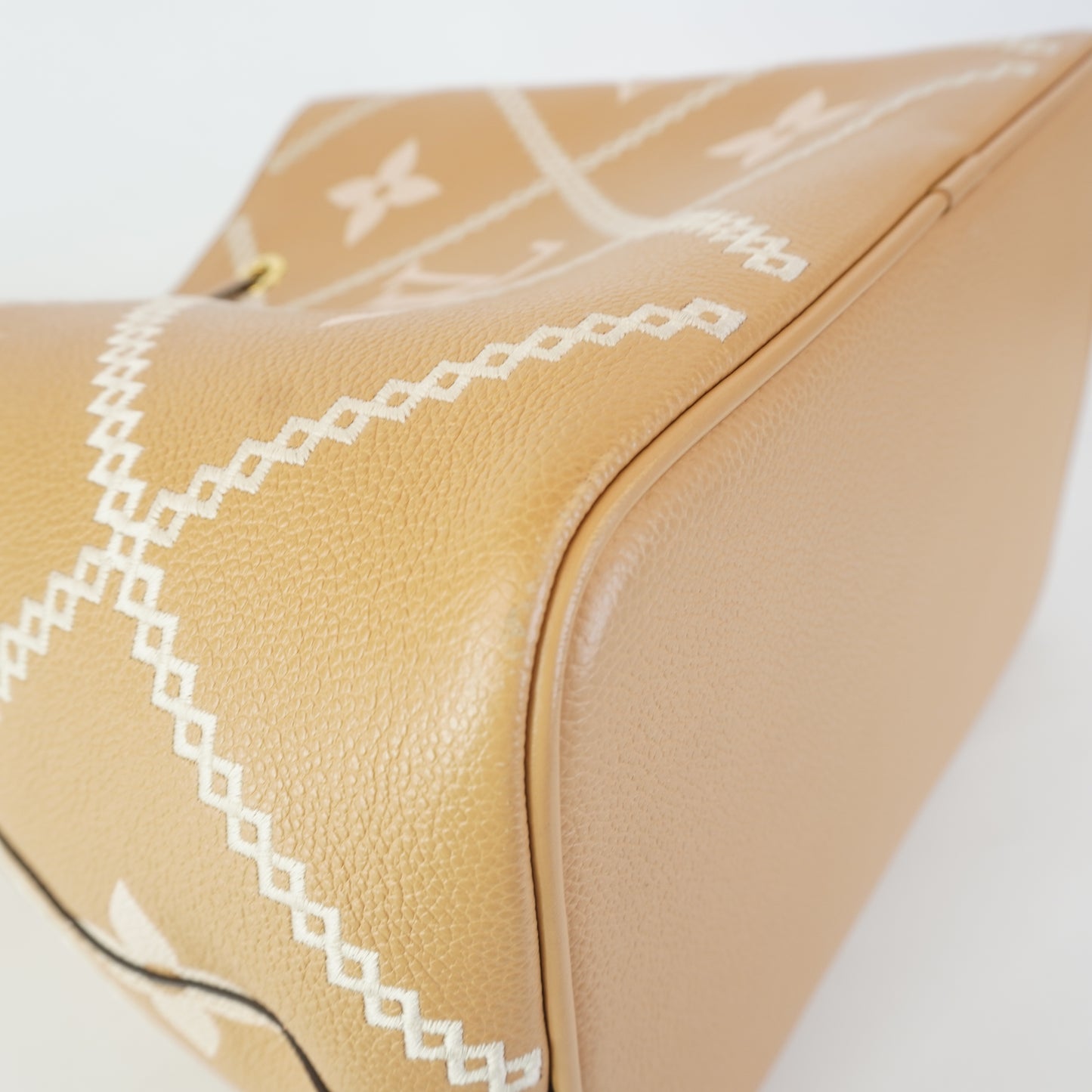 Louis Vuitton	Neonoe Empriente