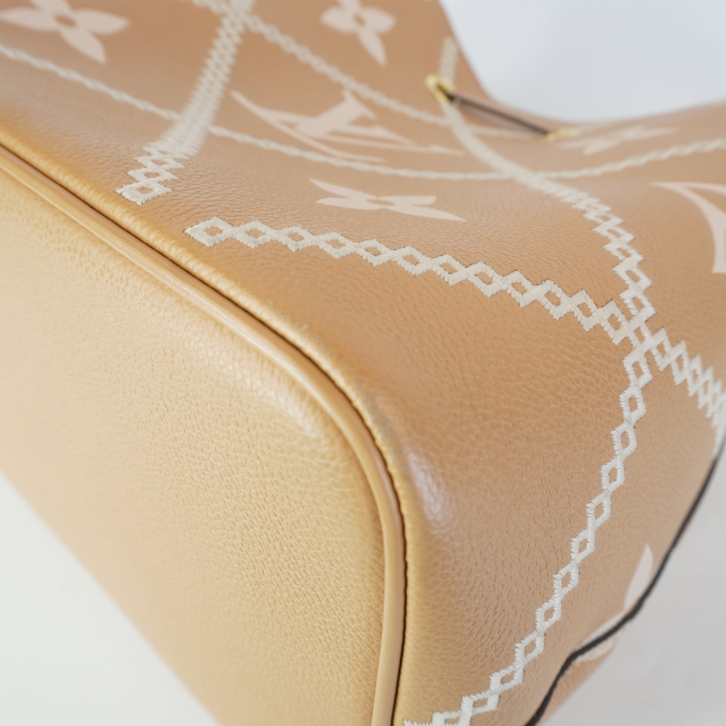 Louis Vuitton	Neonoe Empriente