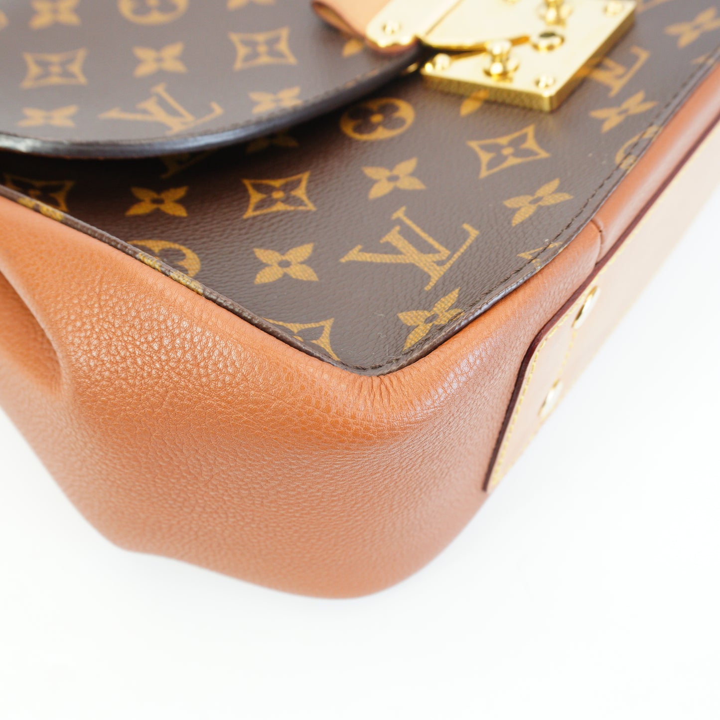 Louis Vuitton	Eden MM Handbag GHW Medium