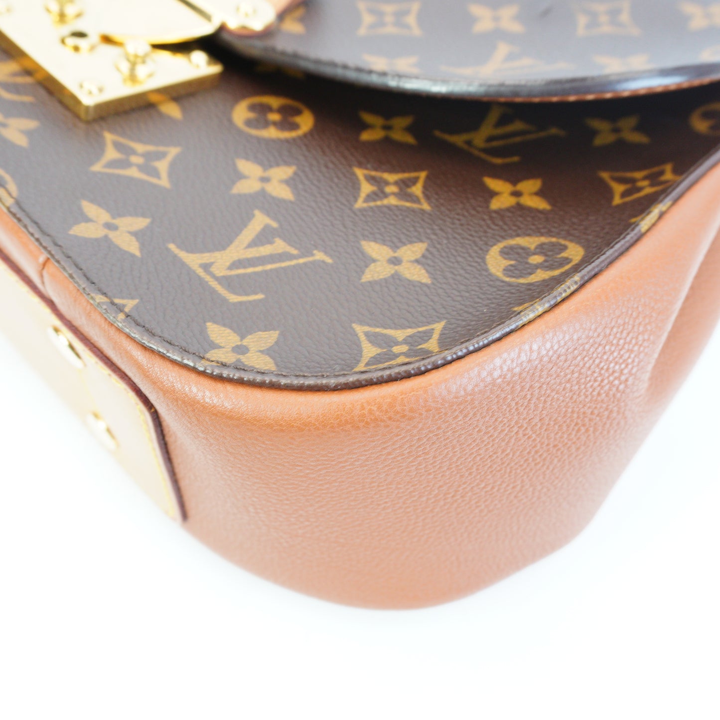 Louis Vuitton	Eden MM Handbag GHW Medium