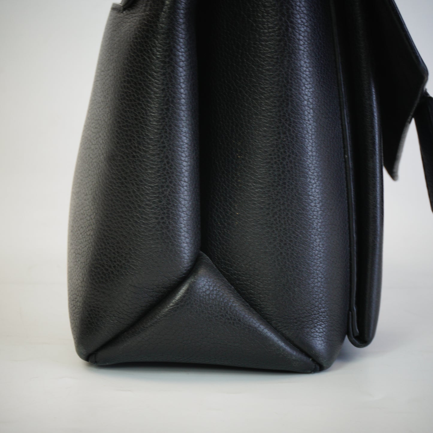 Louis Vuitton	Black Grained Calfskin SHW Medium