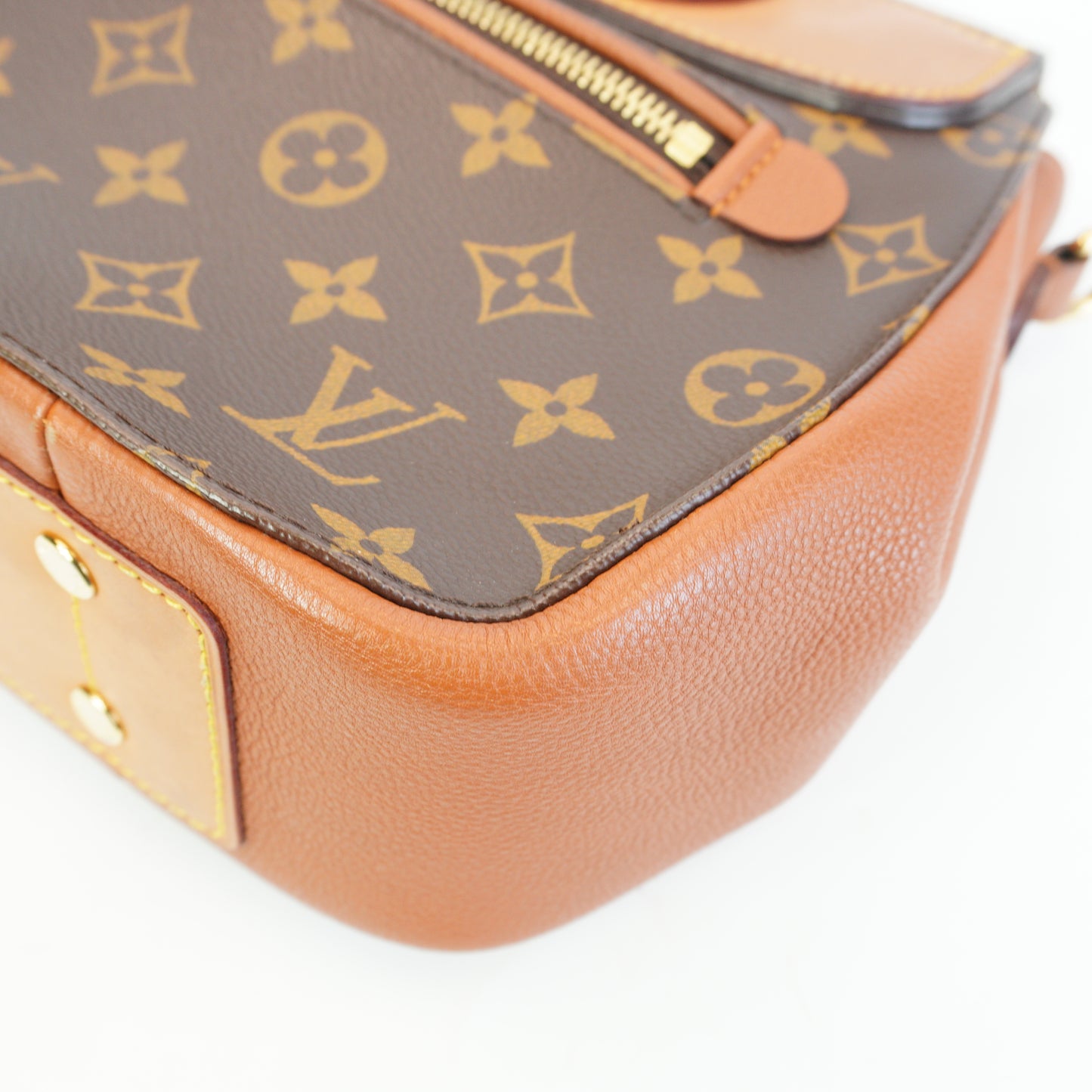 Louis Vuitton	Eden MM Handbag GHW Medium