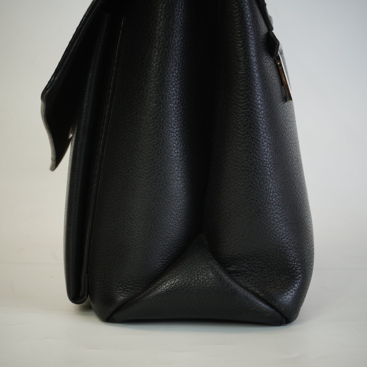 Louis Vuitton	Black Grained Calfskin SHW Medium