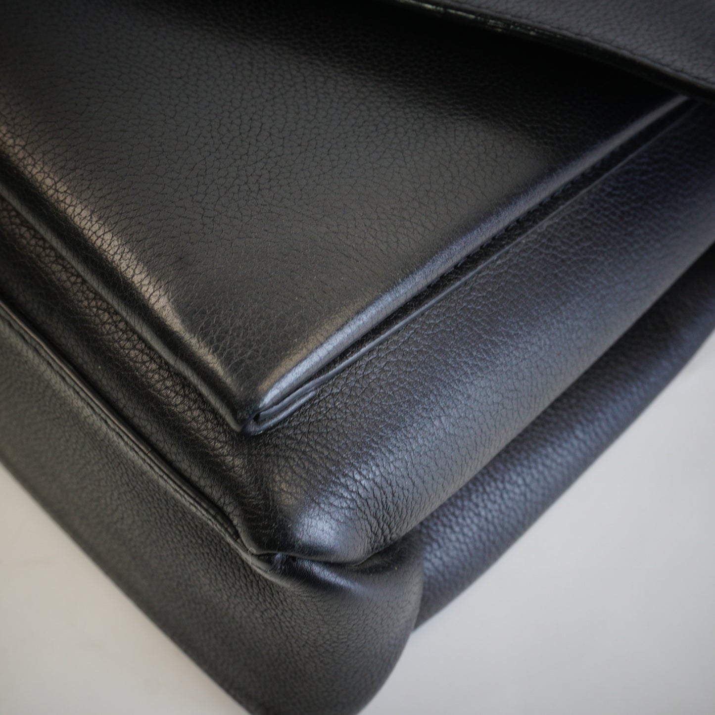 Louis Vuitton	Black Grained Calfskin SHW Medium