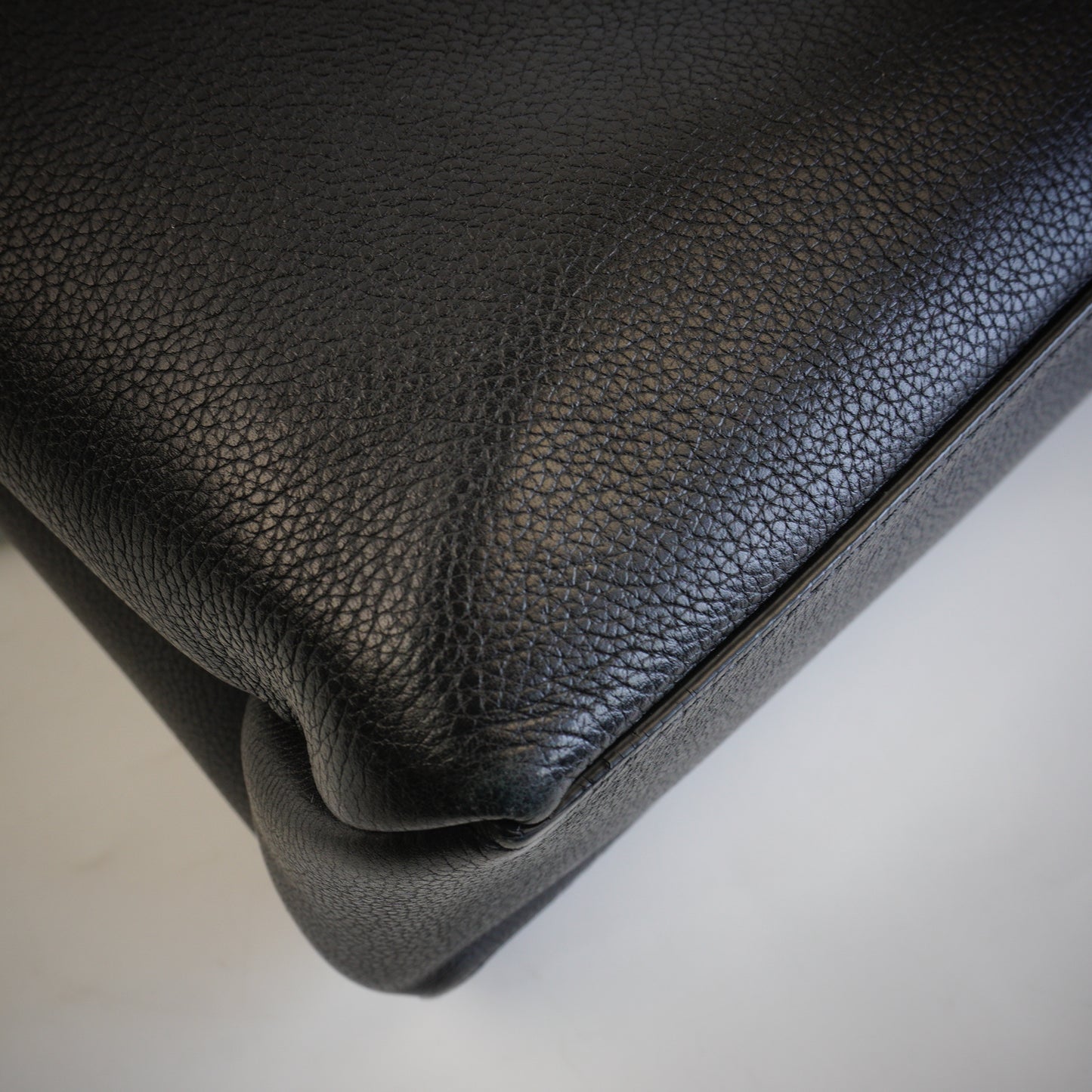Louis Vuitton	Black Grained Calfskin SHW Medium