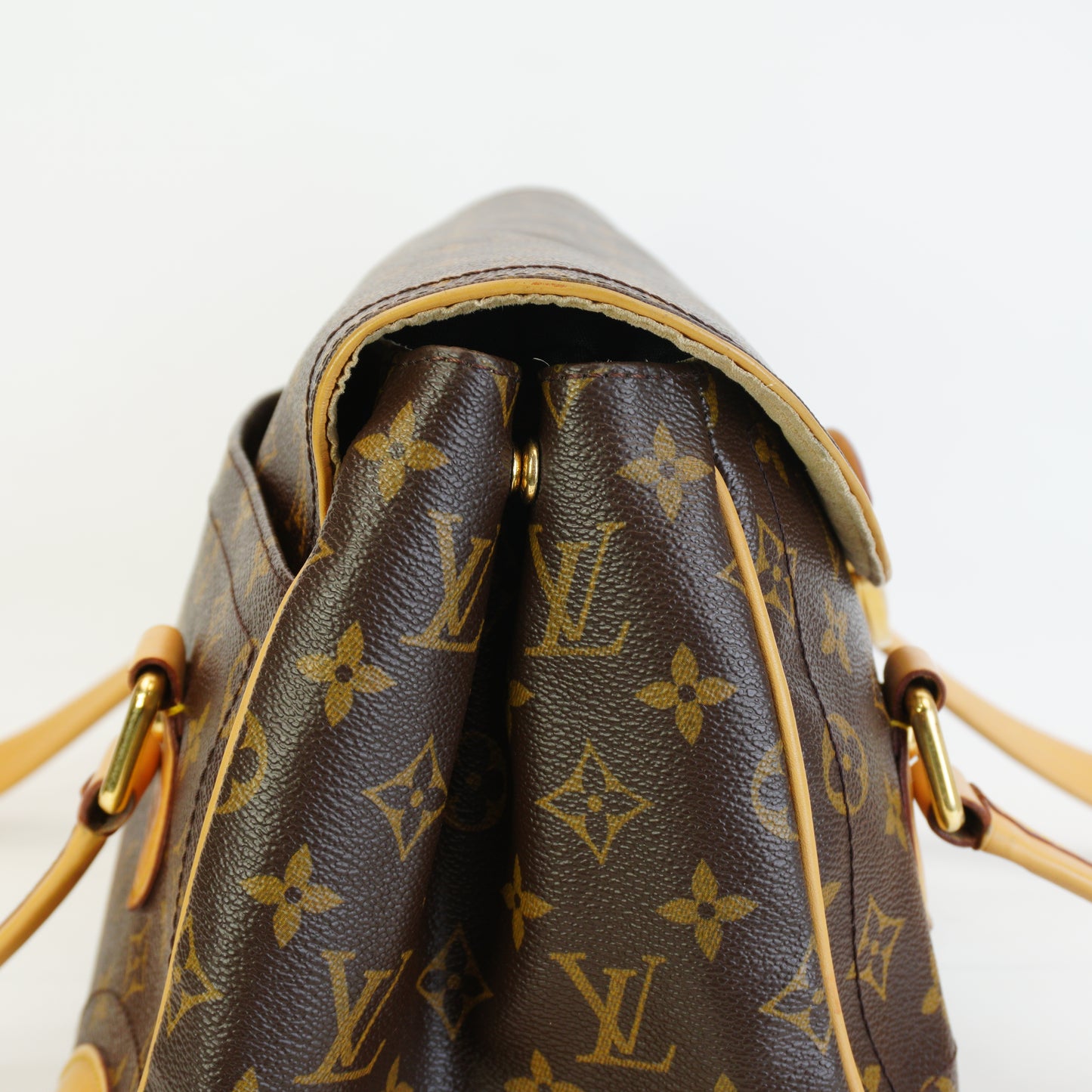 Louis Vuitton	Eden MM Handbag GHW Medium