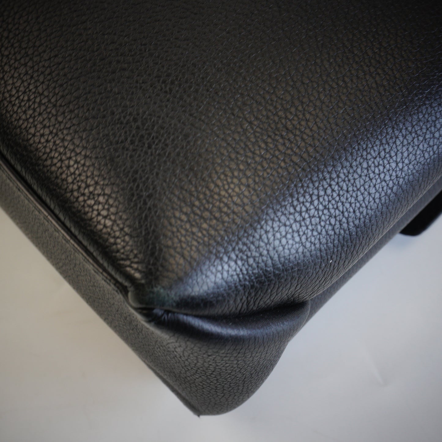 Louis Vuitton	Black Grained Calfskin SHW Medium