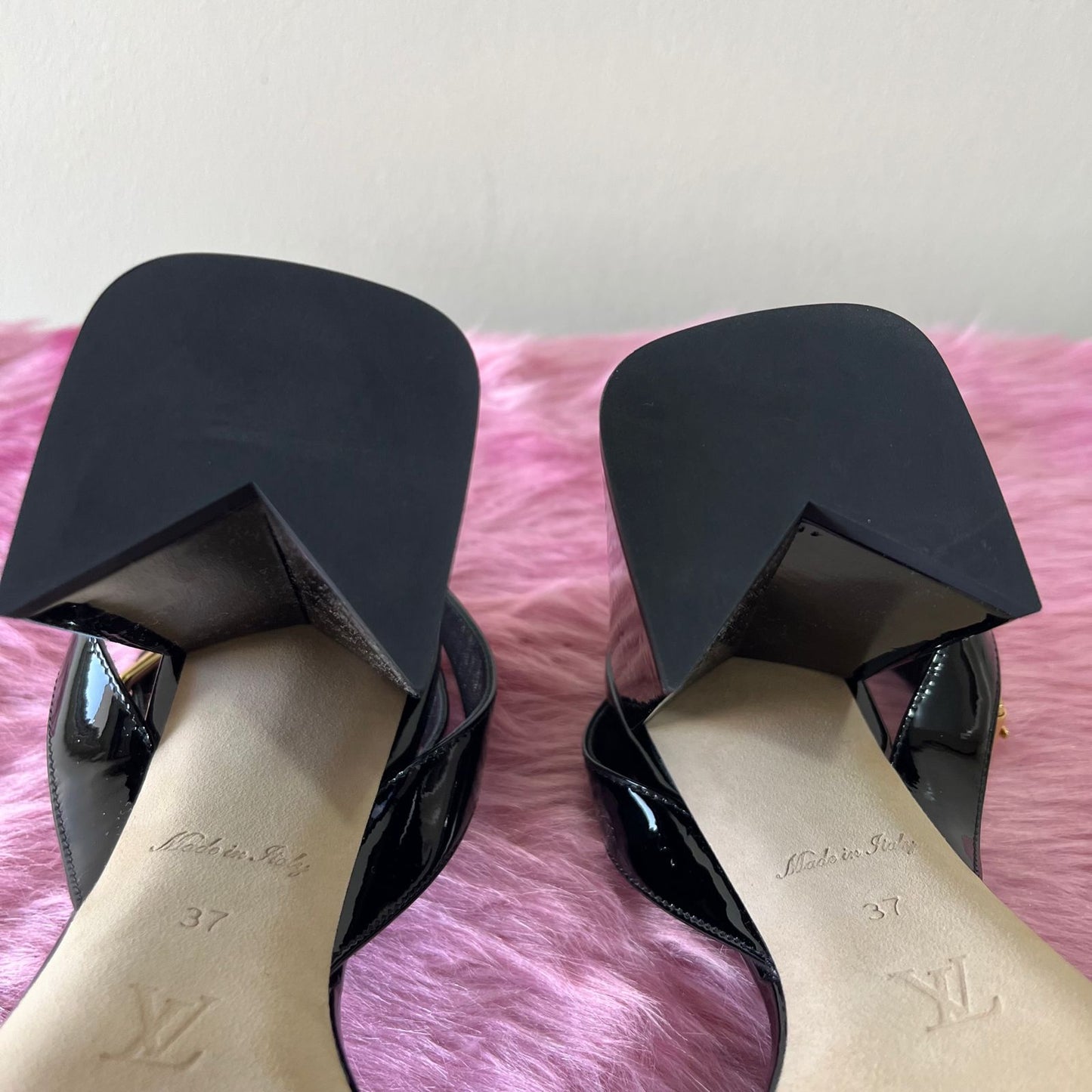 Louis Vuitton Shake Sandals Black Patent – 3.1"H x 9.8"L x 3.3"W