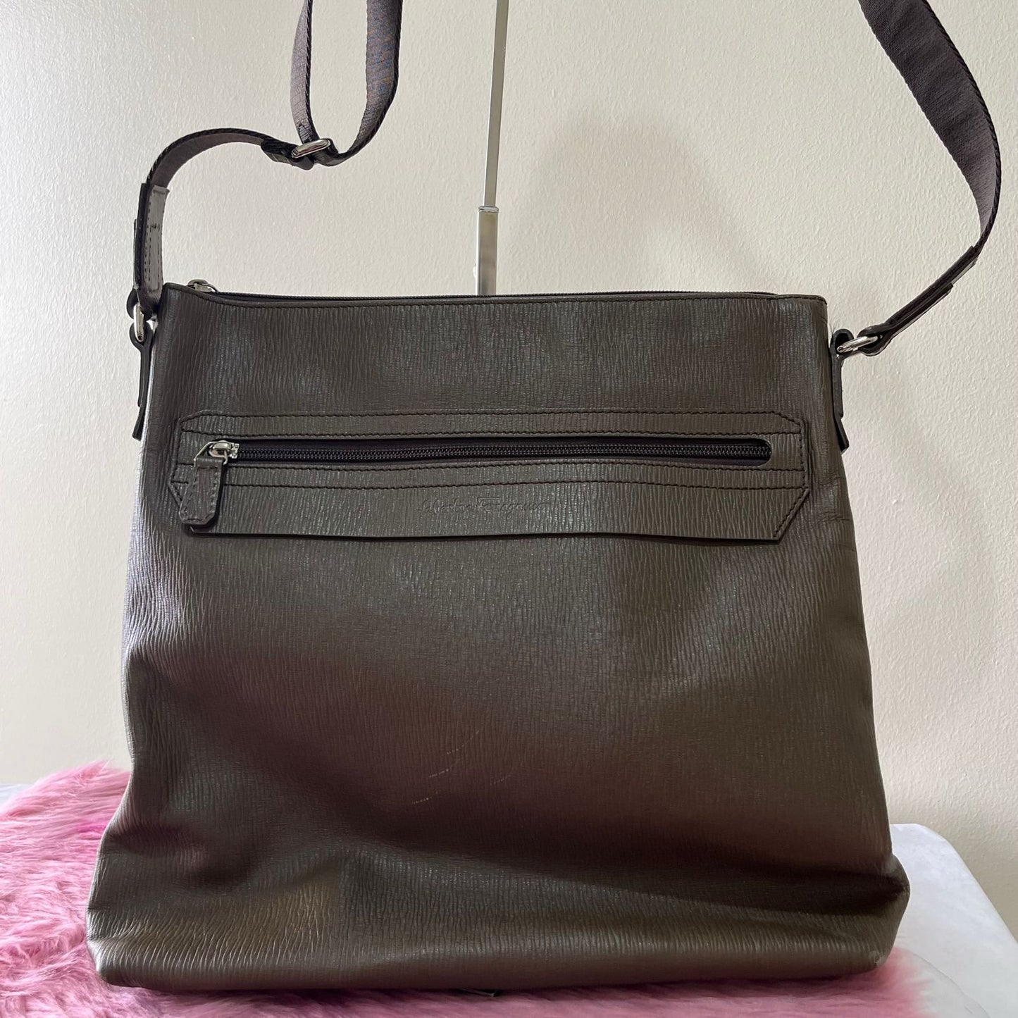 Salvatore Messenger Brown – 9"H x 11"L x 2.5"W