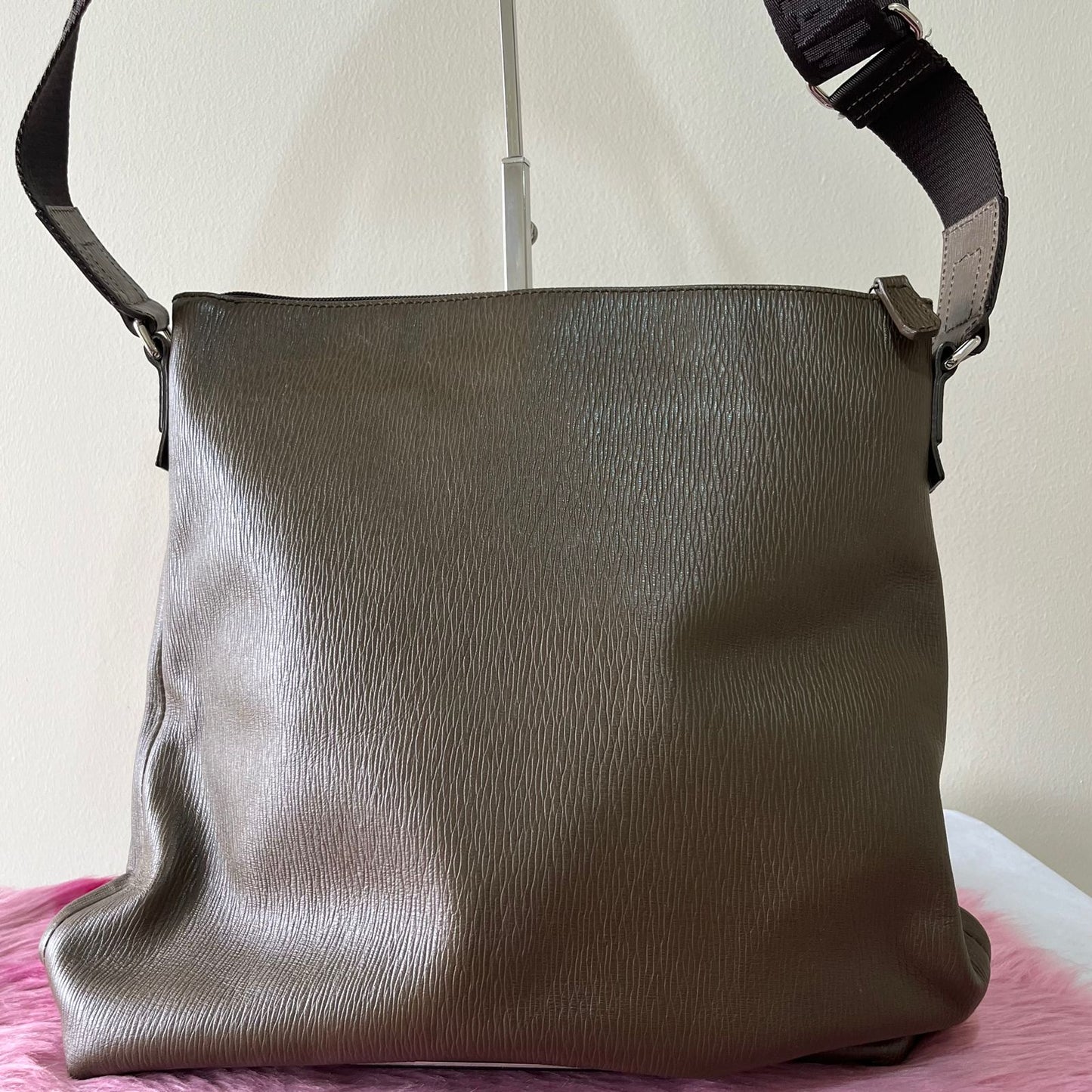 Salvatore Messenger Brown – 9"H x 11"L x 2.5"W