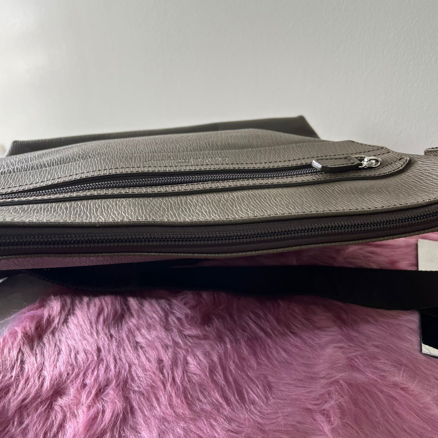 Salvatore Messenger Brown – 9"H x 11"L x 2.5"W