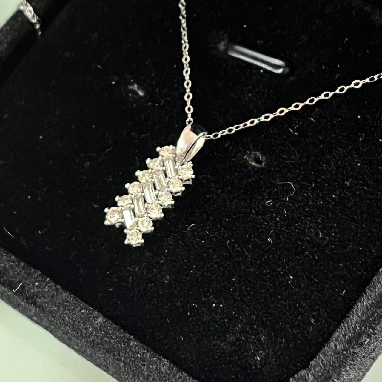BAGUETTE BAR TWIST DIAMOND PENDANT