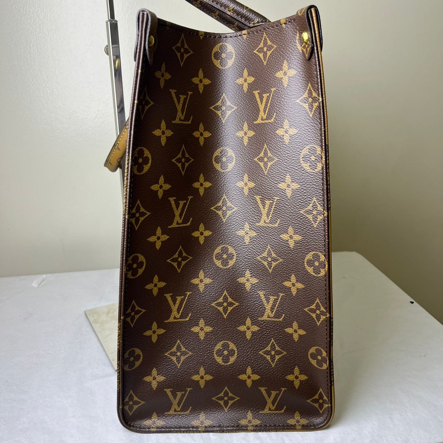 Louis Vuitton OnTheGo GM Reverse Monogram Canvas – 13.4"H x 16.1"L x 7.5"W