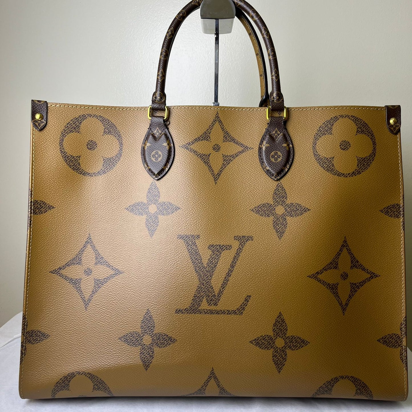 Louis Vuitton OnTheGo GM Reverse Monogram Canvas – 13.4"H x 16.1"L x 7.5"W