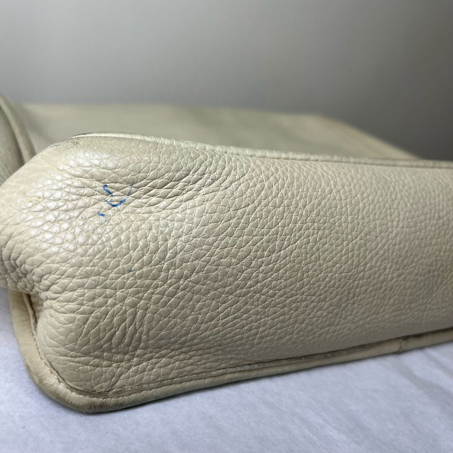 Loewe Maia Off White – 6"H x 9.5"L x 2.5"W