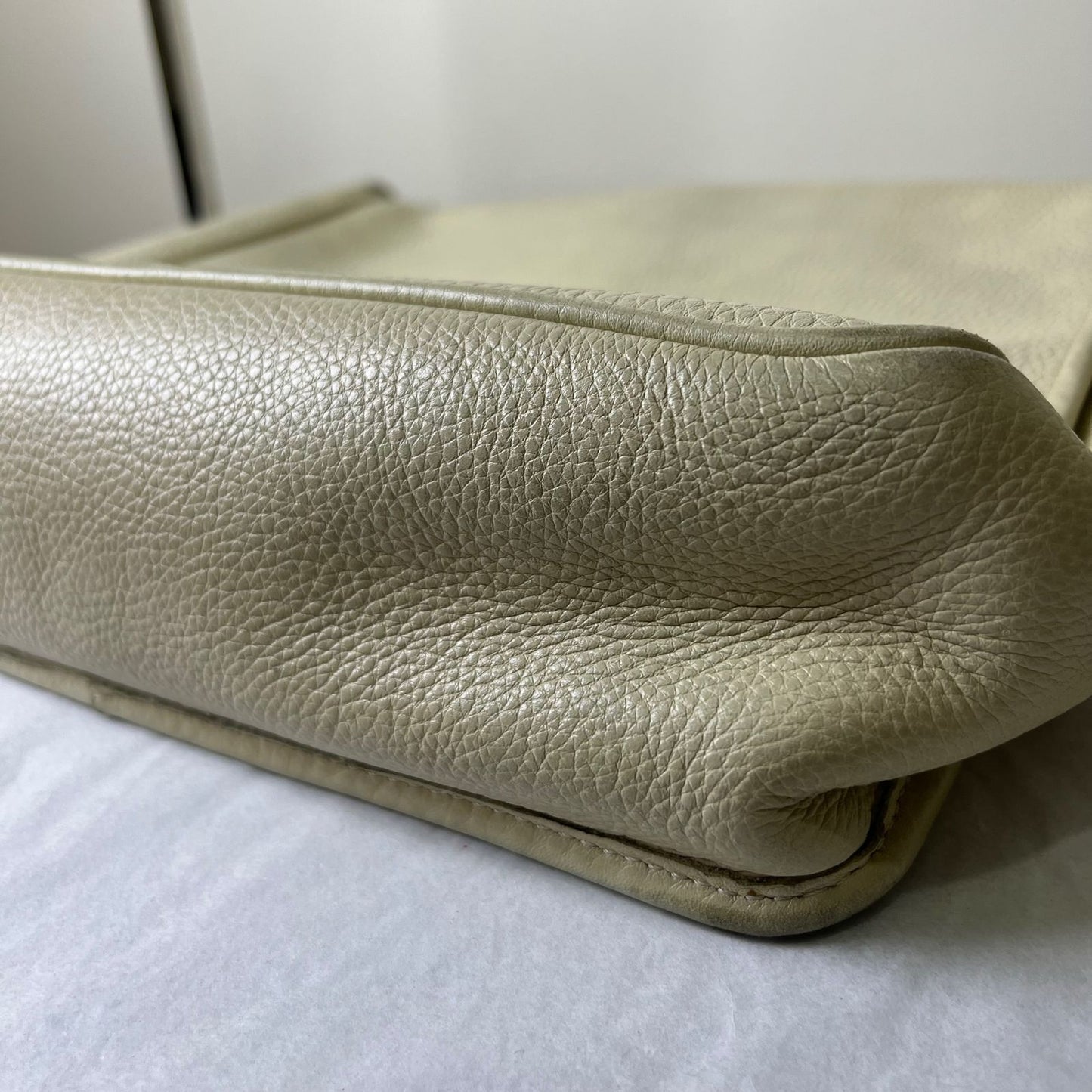 Loewe Maia Off White – 6"H x 9.5"L x 2.5"W