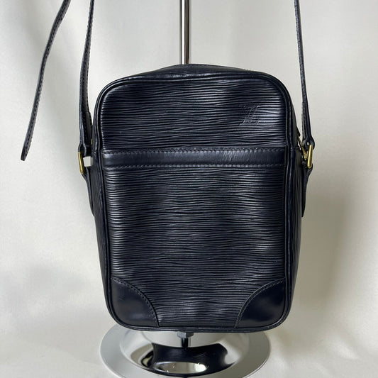 Louis Vuitton	Messenger Epi Black