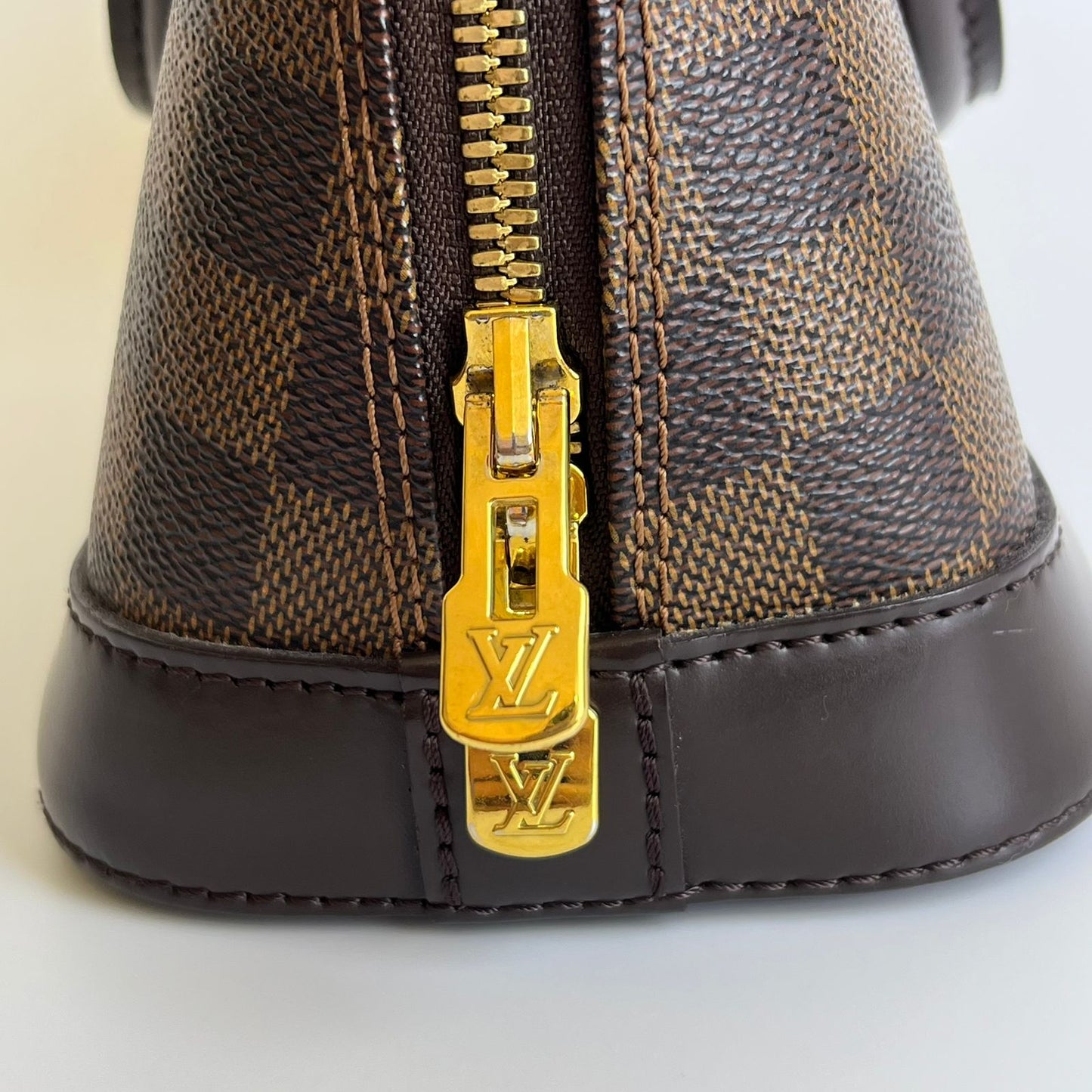 Louis Vuitton	Alma BB Damier Ebene