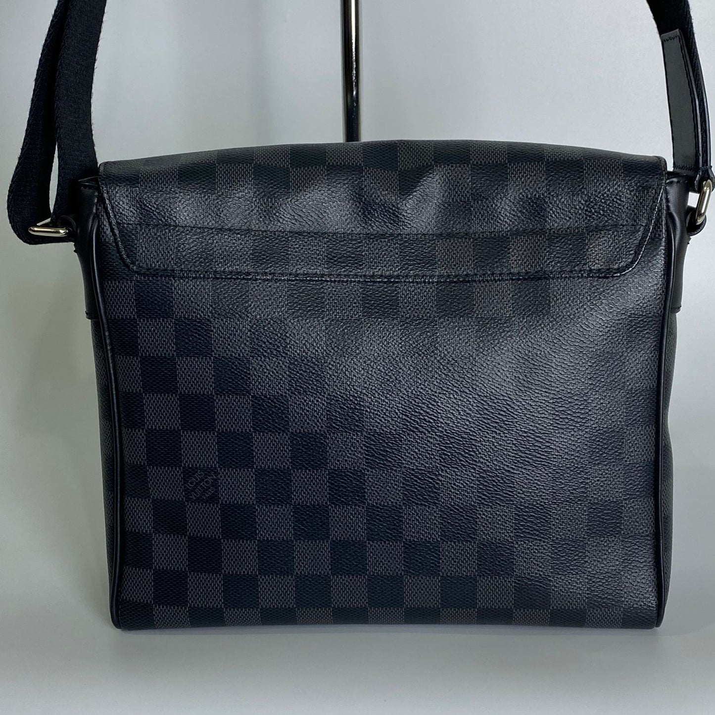 Louis Vuitton	Damier Graphite District PM