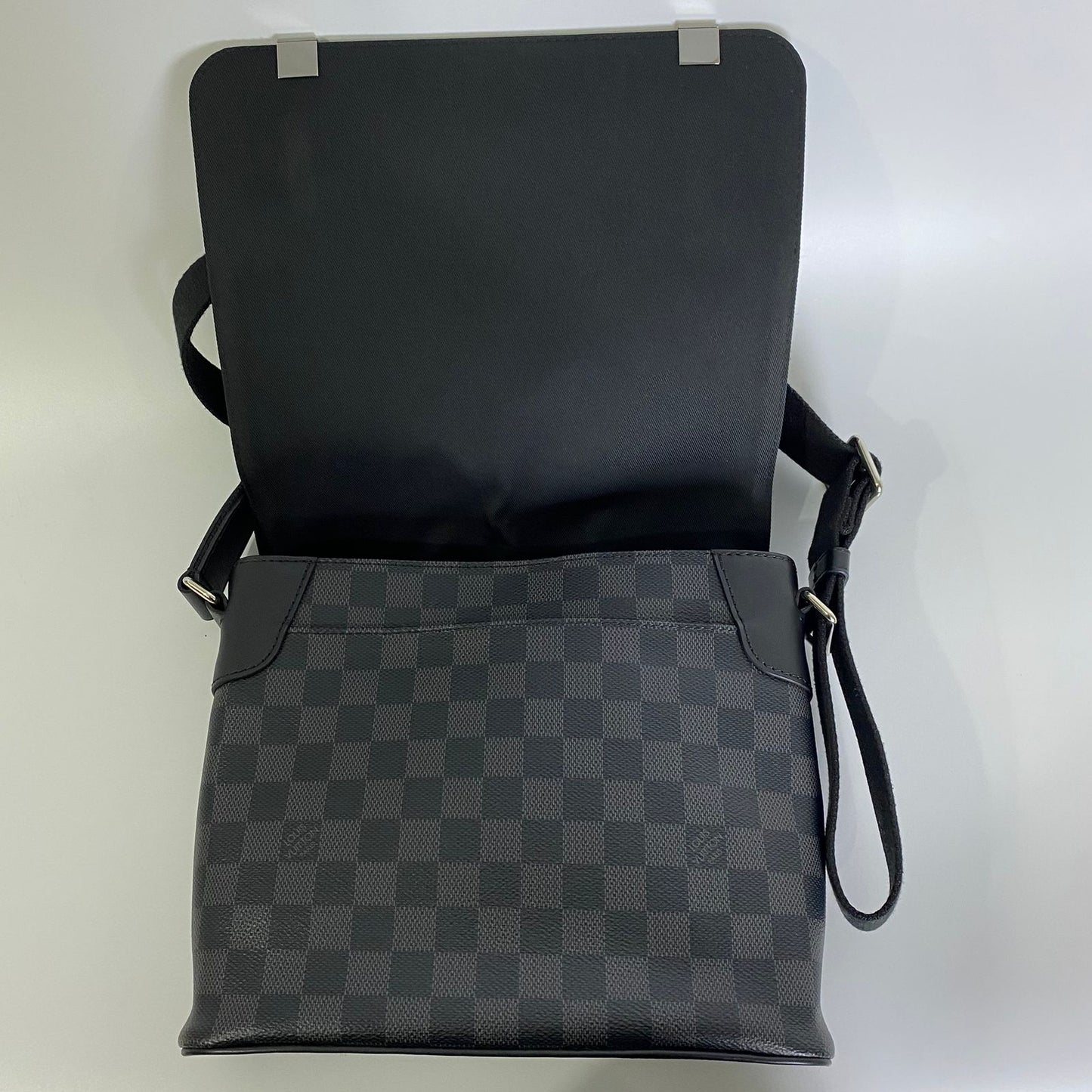 Louis Vuitton	Damier Graphite District PM