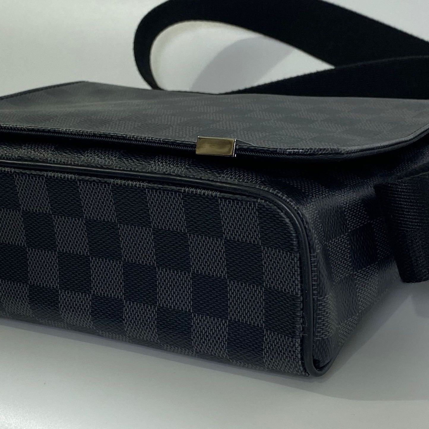 Louis Vuitton	Damier Graphite District PM