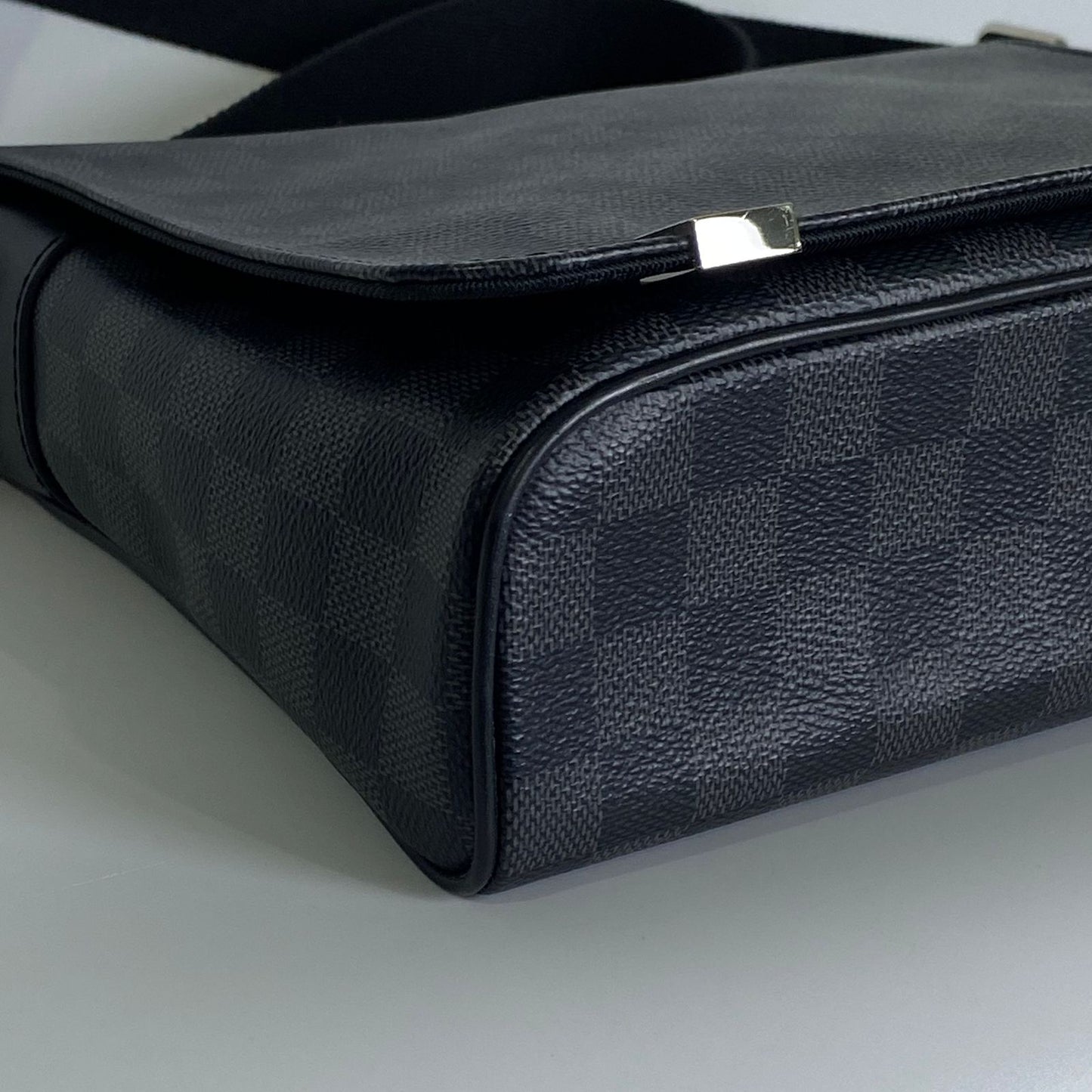 Louis Vuitton	Damier Graphite District PM