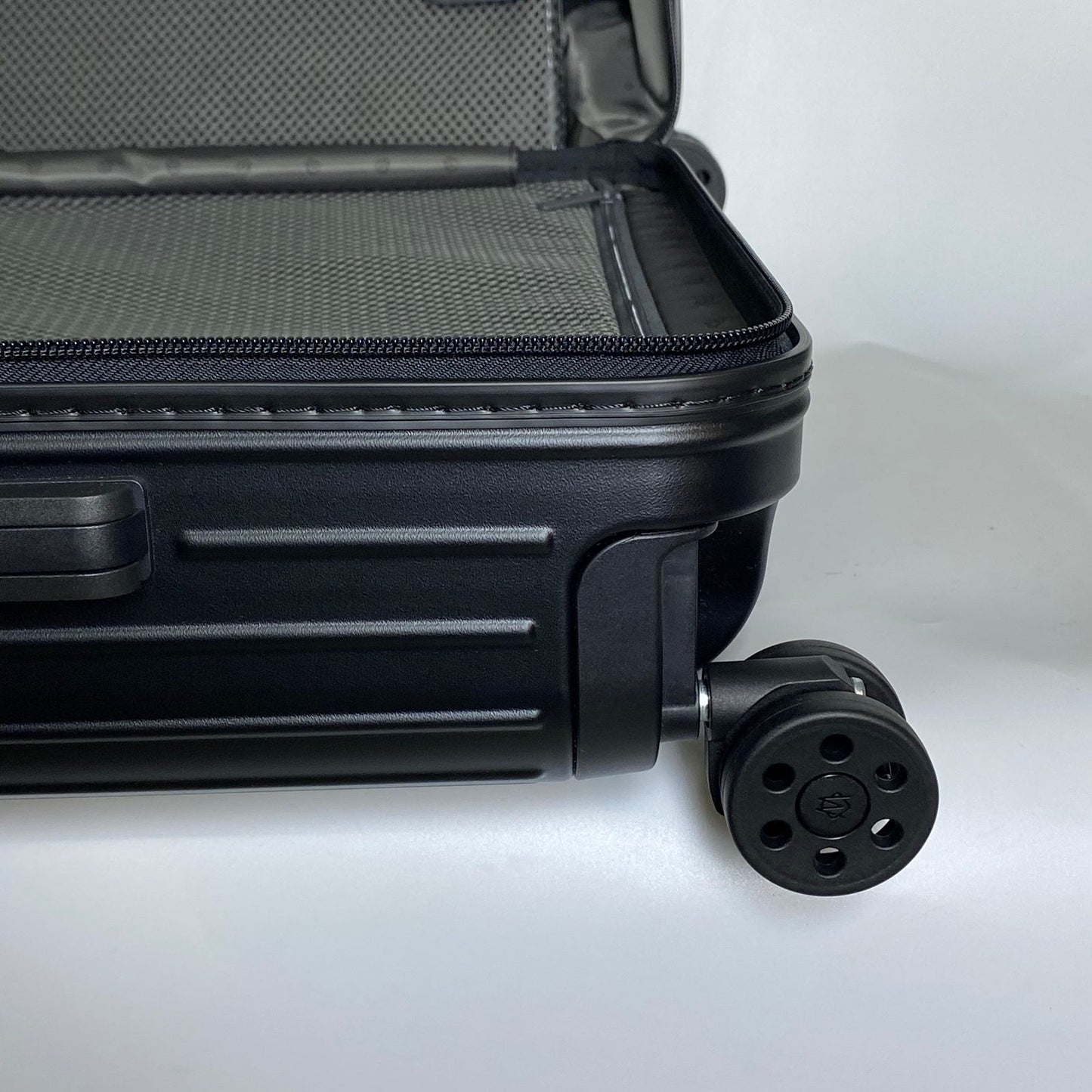 Rimowa	Cabin Original Aluminum Black