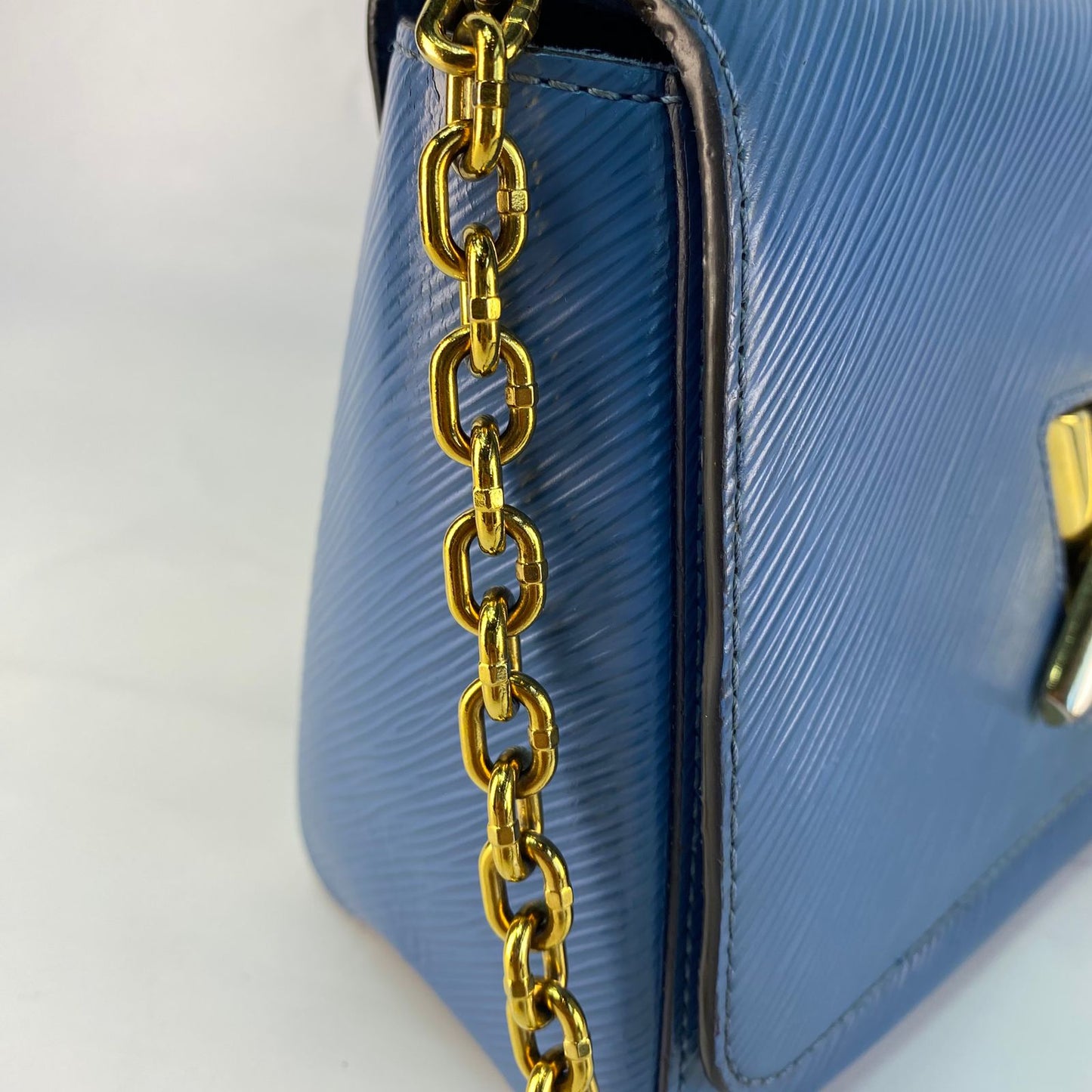 Louis Vuitton	Twist MM Handbag Blue