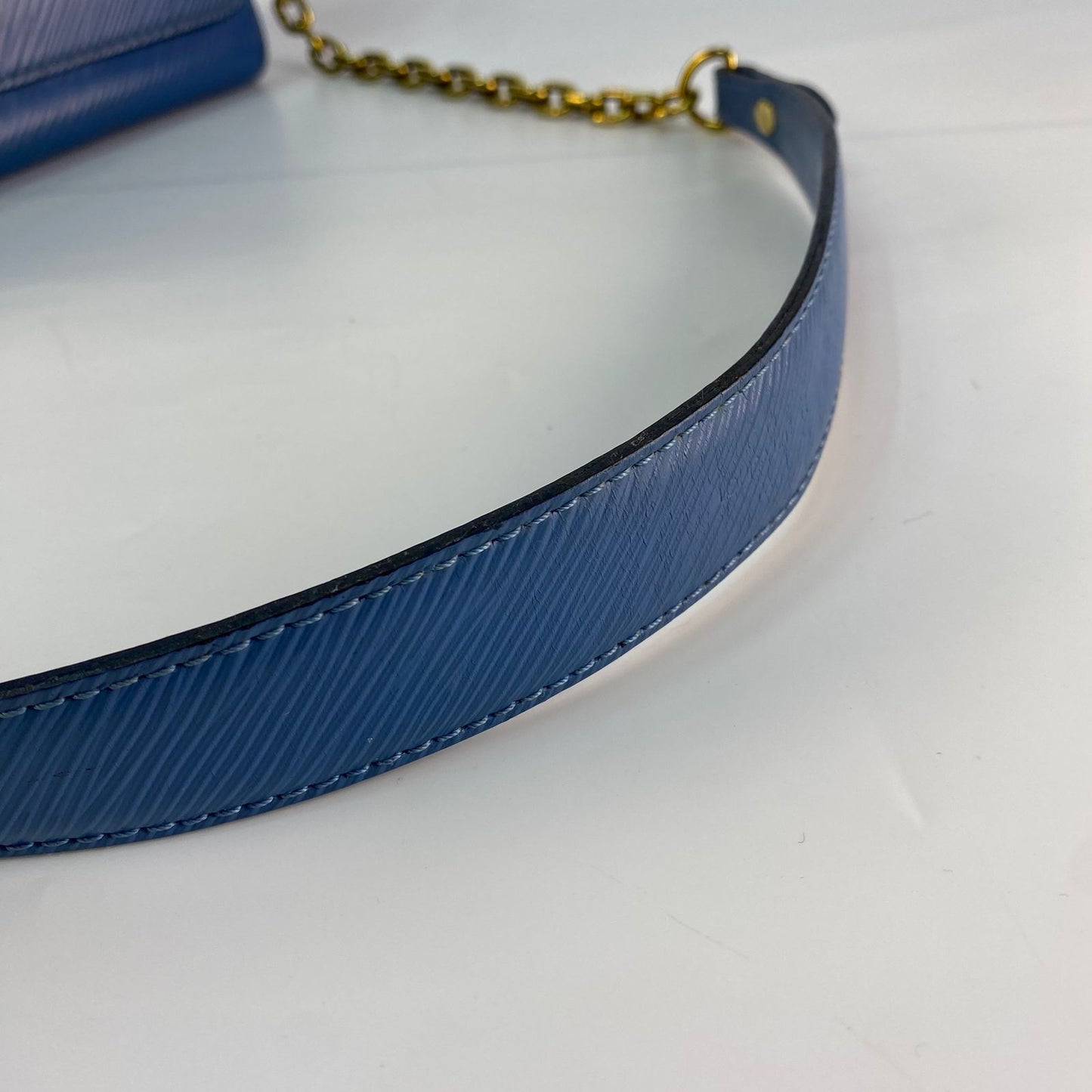 Louis Vuitton	Twist MM Handbag Blue