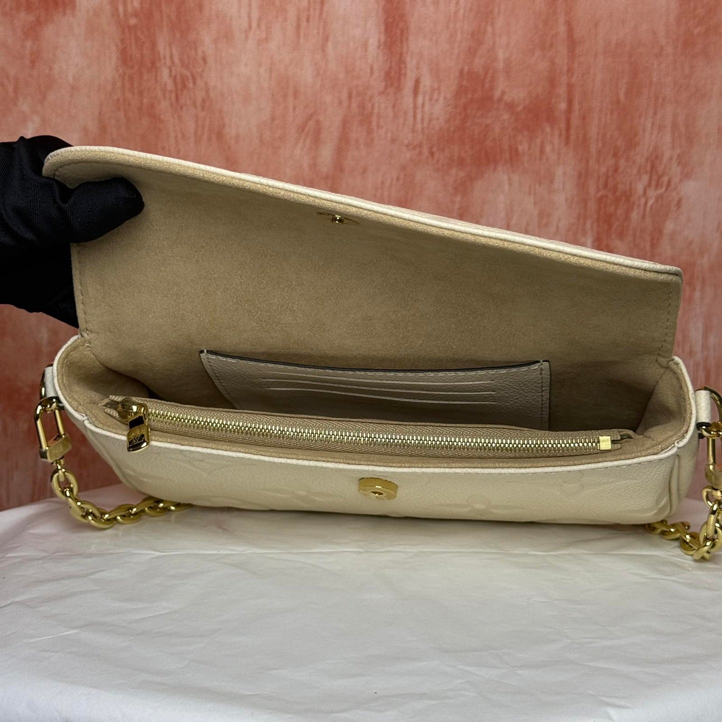Louis Vuitton	Monogram Empreinte - Ivy White 9.25"L x 4.72"H x 1.69"W