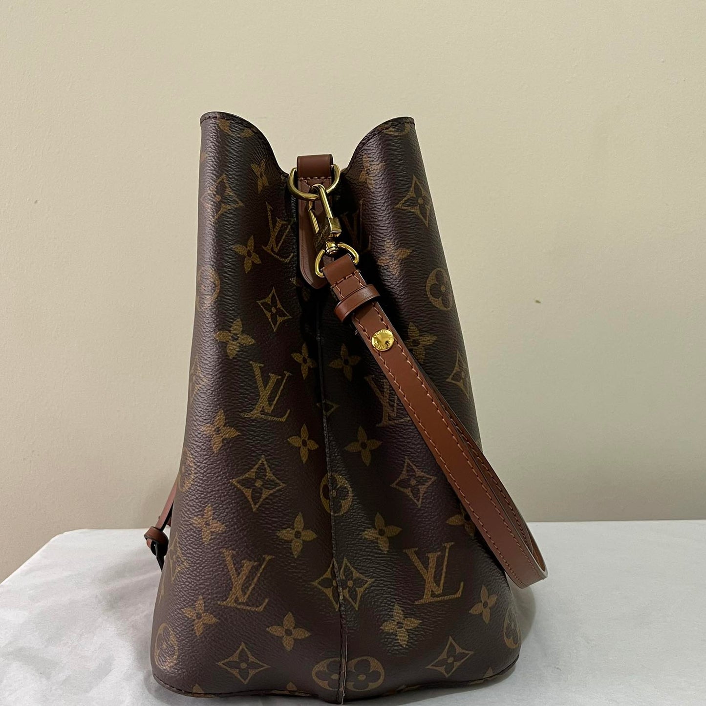 Louis Vuitton NéoNoé Monogram – 10.2"H x 10.2"L x 6.9"W