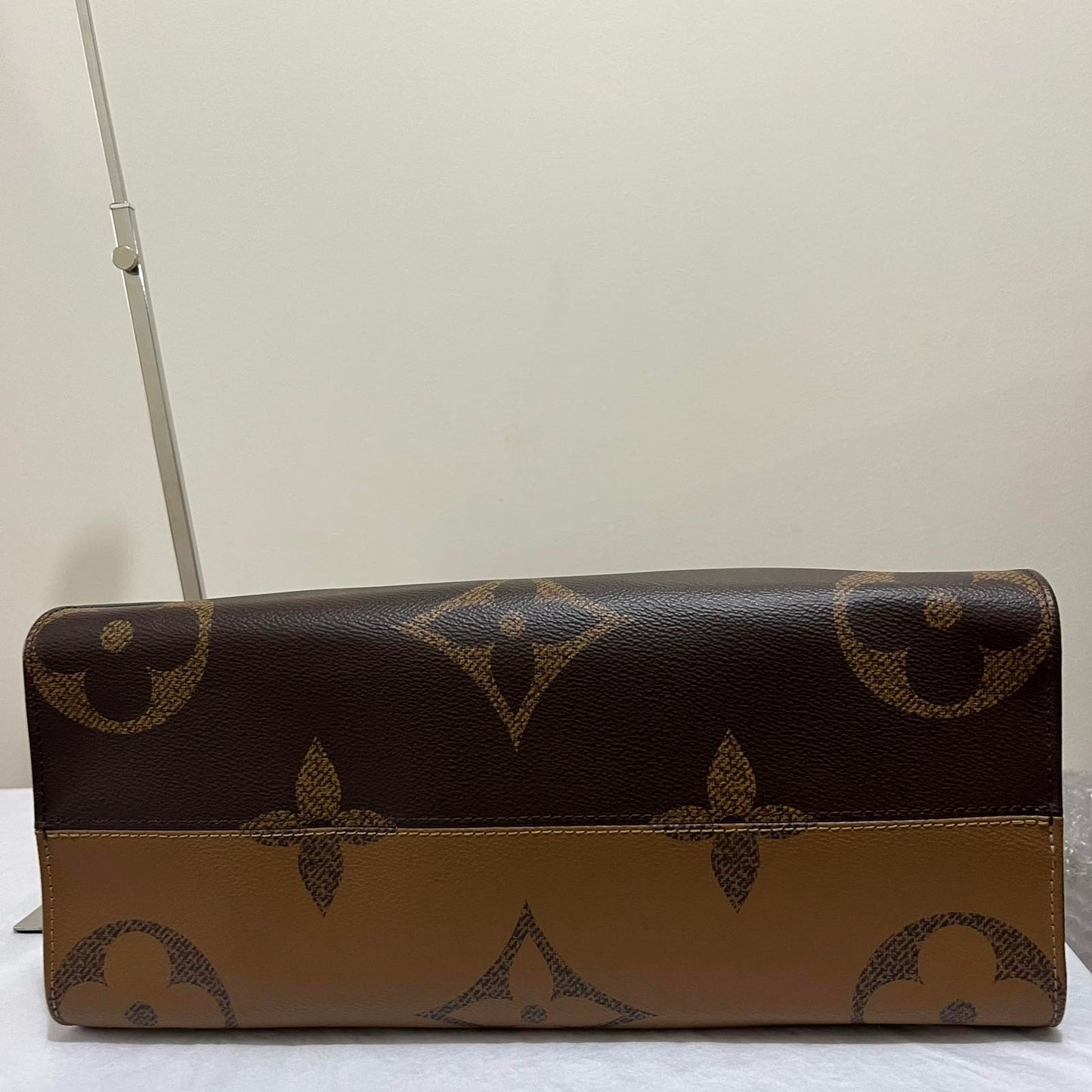 Louis Vuitton OnTheGo MM Monogram – 10.6"H x 13.8"L x 5.5"W