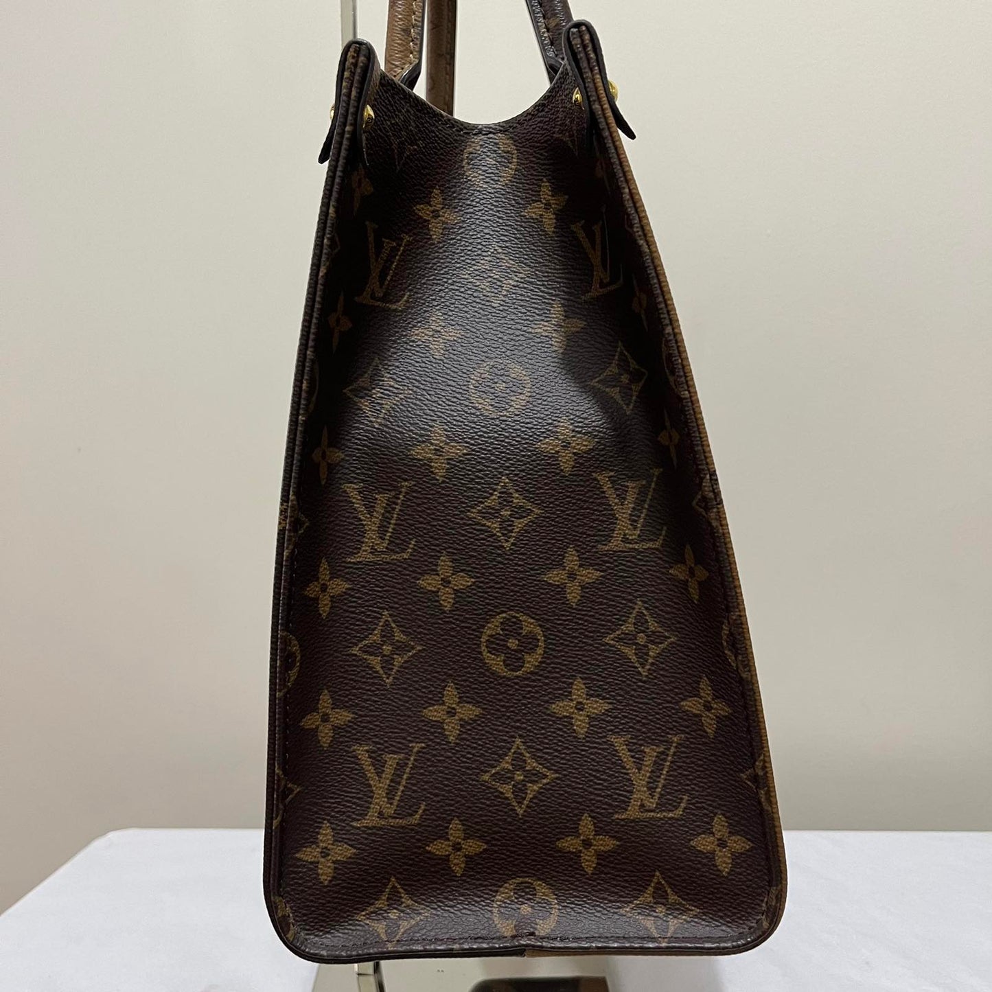 Louis Vuitton OnTheGo MM Monogram – 10.6"H x 13.8"L x 5.5"W