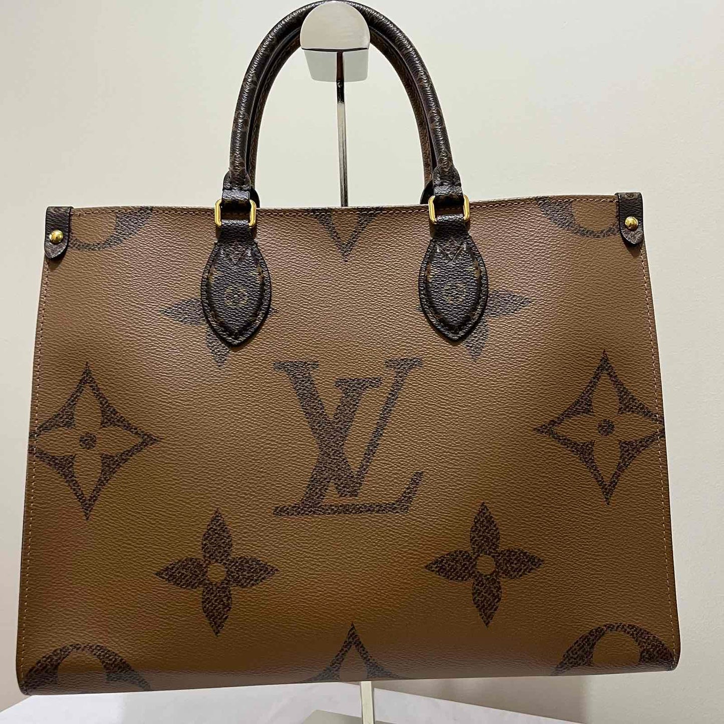 Louis Vuitton OnTheGo MM Monogram – 10.6"H x 13.8"L x 5.5"W